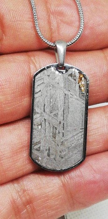Pendentif météorite Seymchan incrustation feuille dor.