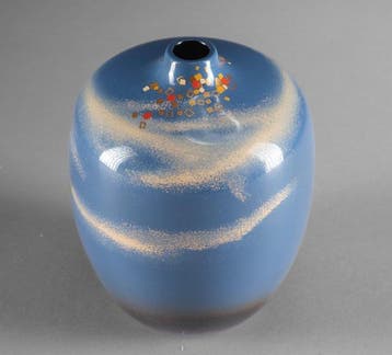 Vase à fleurs bleu poudre élégant, avec des nuages poudrés