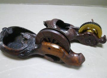 Zelkova-hout, koper (Item 1); hars/gelakt composiet, koper