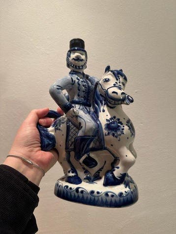 Gouda - P. Krasendaal - Sculpture, Ruiter te paard - 28 cm -