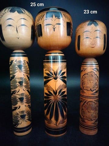 Beeldje (5) - Vijf zeldzame traditionele kokeshi in zwarte