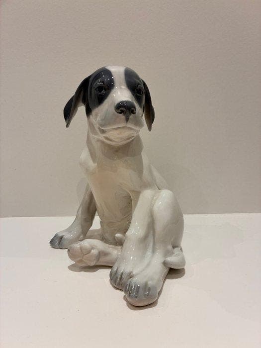 Royal Copenhagen - Erik Nielsen - Figuur - Sitting pointer, Antiek en Kunst, Antiek | Glaswerk en Kristal