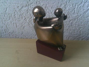 Beeldje - MOEDER EN KIND EEN INTIEM CONTACT + JONGEN MET