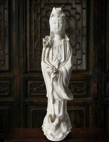 Rare Statue Guanyin sur Dragon en Porcelaine Blanc de