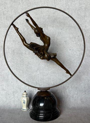 Beeld, Exclusief bronzen sculptuur van een danseres. Naar: