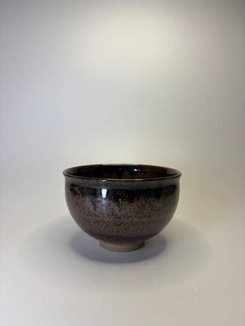 Japanse Tenmoku-stijl chawan – Kun Kiln () – donker
