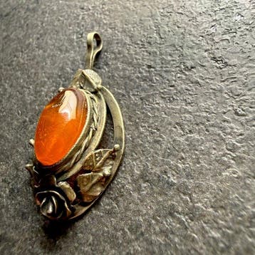 Antieke ambachtelijke hanger met natuurlijk Baltisch amber., Nieuw