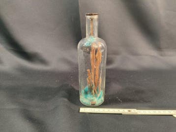 Fles van de Passie – Calvarie in een fles met Christus,
