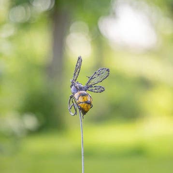 Sculptuuur voor buiten, Twee metalen tuinstekers met elk een, Antiek en Kunst