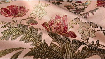 Prachtig damastweefsel San Leucio Rosa met rijk bloemmotief.