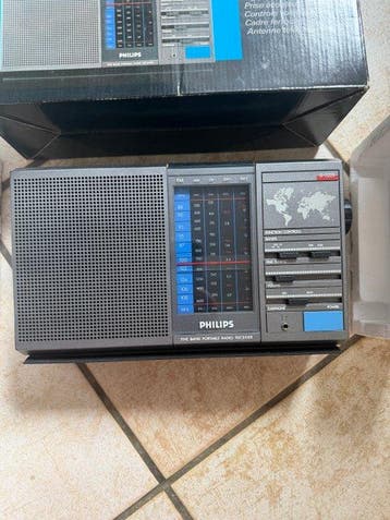 Philips - D-2225 5-Band Portable Transistorradio
