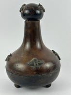 Ornement décoratif - Un attrape-guêpes en métal patiné. -