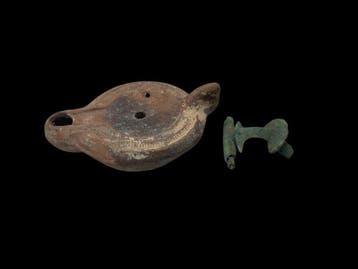 roman Lampe à huile en terre cuite et fibule en bronze (Sans