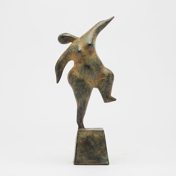 Statue, NO RESERVE PRICE - Voluptuous Balancing Lady