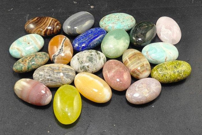 Une variété de pierres précieuses naturelles Palm Cabochons, Verzamelen, Mineralen en Fossielen