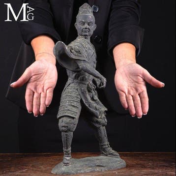 20e-eeuwse Japanse bronzen sculptuur van een beschermende