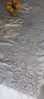 Fijne handdoek met fraaie borduursels in zijdegaren. -