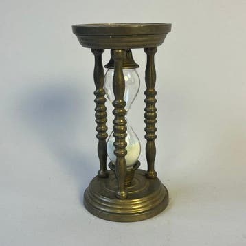 Decoratief ornament - Messing zandloper op gedraaide