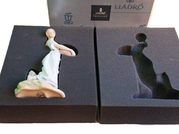 Lladró - Beeldje - Lladro Privilege - Dama con cesta de, Antiek en Kunst