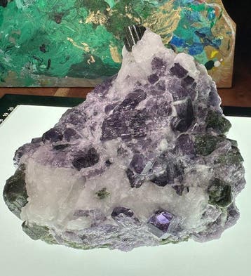 Skapoliet en epidot op marmeren matrix – mineralen,