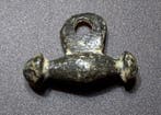 Viking periode Bronzen gestileerde amulet hanger in de vorm