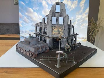 Tamiya - Speelgoed Duitse tiger tank bij afgebrand hotel in