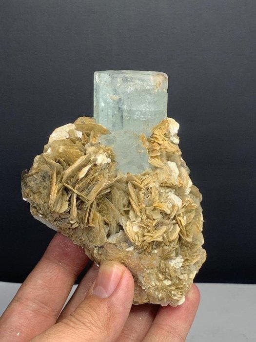 Aquamarine Crystal op Muscoviet Matrix Exemplaar - Hoogte:, Verzamelen, Mineralen en Fossielen