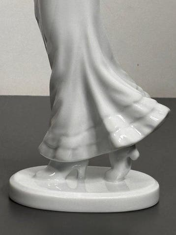Herend - Figurine - Dame in vloeiende jurk - Porcelaine