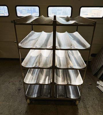 Transportwagen met geperforeerde platen