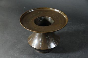 Vaas - Takaoka bronzen Usubata Ikebana-vaas door Shugo Gosho
