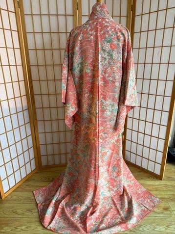 Kimono furisode en soie pure japonaise à motifs floraux -