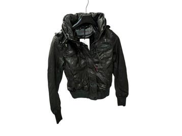 Veiling - FREDsBRUDER | Exclusief Leren Jasje met Stoere Was, Vêtements | Femmes