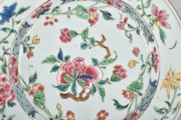 Assiette - UNUSUAL CHINESE FAMILLE ROSE PLATE DECORATED WITH, Antiek en Kunst