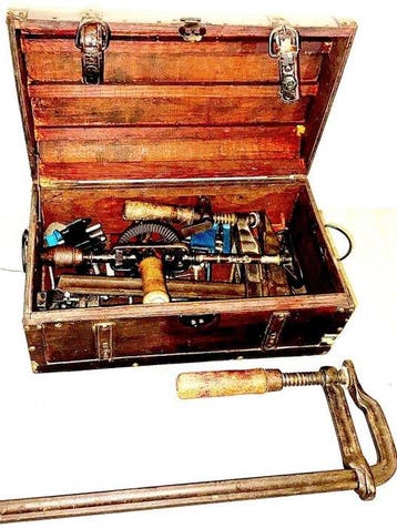 Oude houten gereedschapskist met 13 vintage timmer- en, Antiek en Kunst