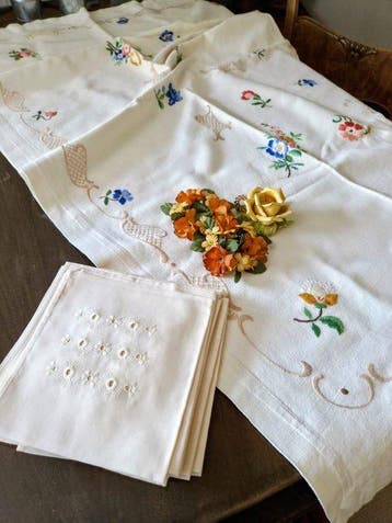 Prachtvolles Vintage-Tischset: Handbestickte