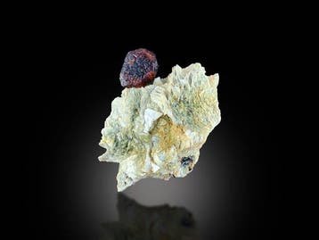 Natuurlijke geëtste granaatkristal op matrix –