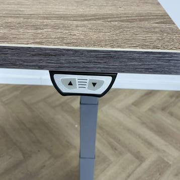 Kinnarps elektrisch zit-sta bureau 140x80 cm, midden eiken -