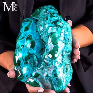 Tealkleurige chrysocolla met groene botryoïdaal malachiet.