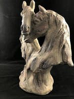 Beeld, A Hearth shaped statue of two Horse heads - 34.3 cm -