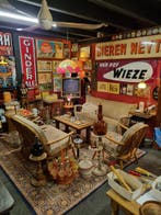 cafe stoelen tafels krukken banken inrichting terras togen