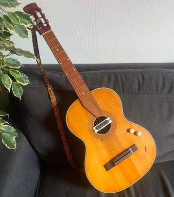 SERANO (Markneukirchen) - Folk Electrique with Single Coil -, Nieuw