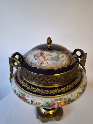 Sèvres style - Kom - Ormolu-Mounted Lidded Porcelain