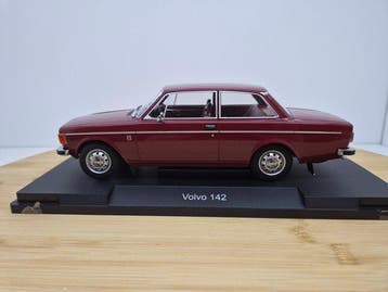 MCG 1:18 - Modelauto - Volvo 142 Burgundy Red, Nieuw