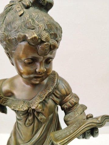 Auguste Moreau (1834-1917) - sculptuur, Bambina che legge la, Antiek en Kunst