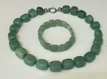 Set van natuurlijke groene nefriet . Hoge kwaliteit /960 ct