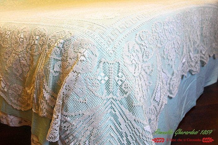 1970 “ filet “ o rete ricamata -Fatto a Mano Floreale -, Antiquités & Art, Tapis & Textile