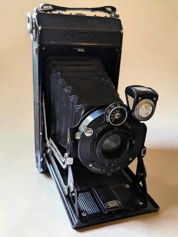 Zeiss Ikon Ikonta 520/12 folding camera with Ikophot