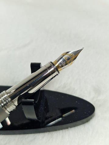 Otto Hutt - Design 04 - Vulpen, Nieuw