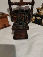 Themacollectie - Koffiemolens van hout en metaal;