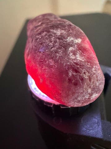 Rubis Magnifique cristal de rubis ! Couleur époustouflante.